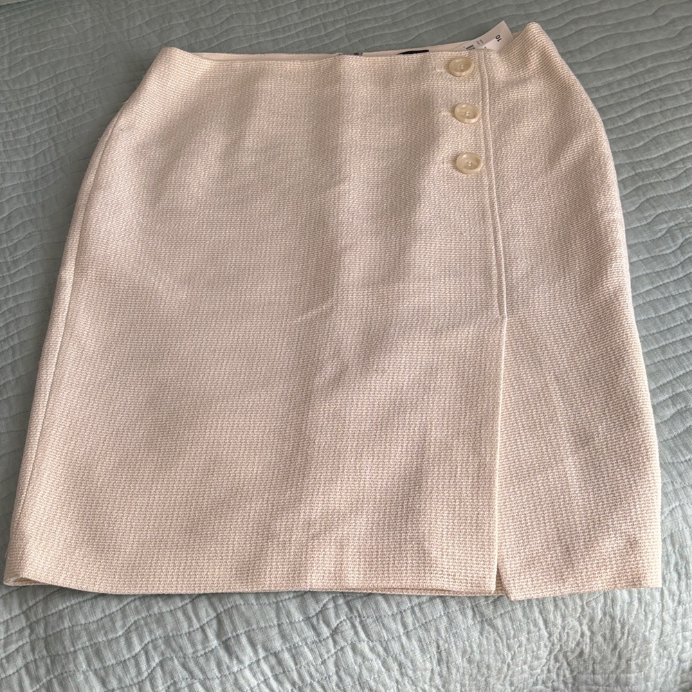 Ann Taylor Cream Button-Detail Pencil Skirt 
30% Cotton  Size 10  NEW with Tag